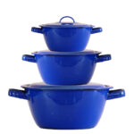 Blauw geglazuurde pannen opgestapeld